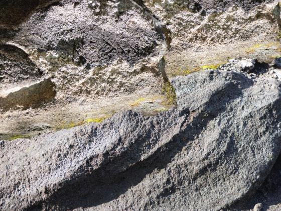 Nahaufnahme eines Gesteins mit gelb-grauer Färbung