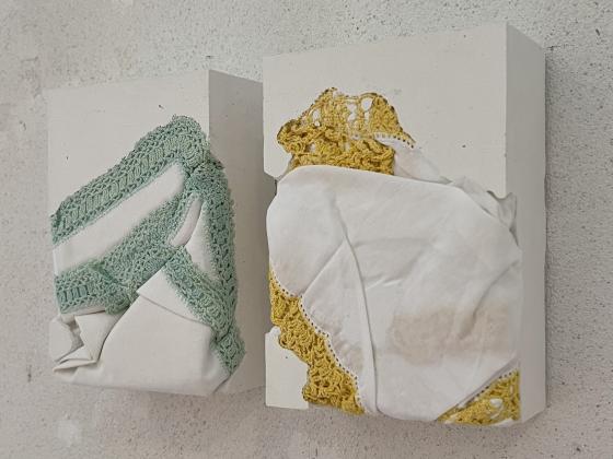 Ines Schaikowski, Objekt aus weißem Beton und Baumwolltaschentuch mit Häkelei, 2024, je 14,5 x 10,5 x 5 cm