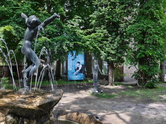 Gartenansicht des Tänzerinnen-Brunnens und der Ausstellung David Hartt – Metabolic Rift 