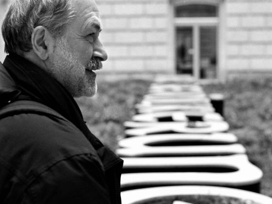 Der Künstler Hans Haacke steht neben seinem Werk "Der Bevölkerung" im Innenhof des Reichstagsgebäudes.