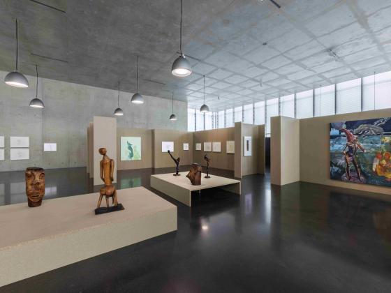 Ausstellungsansicht von der Ausstellung Michael Armitage, Maria Lassnig, Chelenge Van Rampelberg im Kunsthaus Bregenz. Zu sehen sind Skulpturen von Chelenge Van Rampelberg, Zeichnungen und ein Gemälde von Maria Lassnig und ein Gemälde von Michael Armitage.