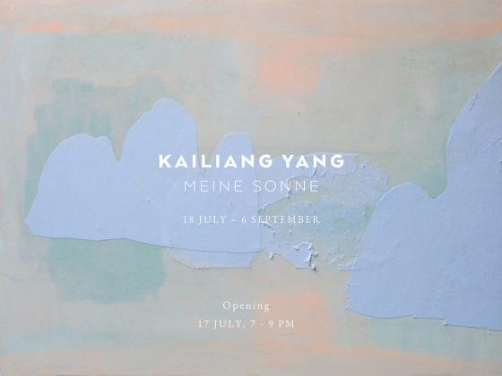Einladungsbild mit pastellfarbenem, abstrakt gestrichenem Hintergrund und weißer Schrift: „Kailiang Yang – Meine Sonne“, Ausstellung 18 Juli bis 6 September, Eröffnung 17 Juli 19 – 21 Uhr.