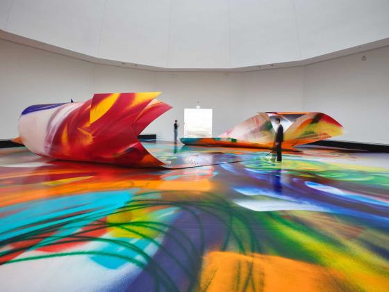 The Sprayed Dear, Ausstellungsansicht mit Personen.