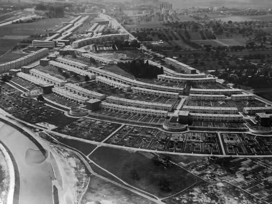 Luftansicht der Römerstadt in Schwarzweiß