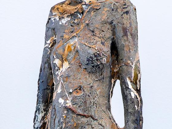 Tina Heuter, Pure, 2025, Bronze, Neonschrift, 80 cm (120 cm) (Ausschnitt)