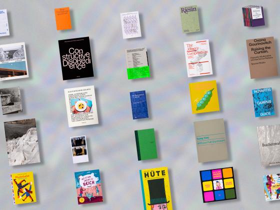 25 unterschiedliche Buchcover auf grauem Hintergrund