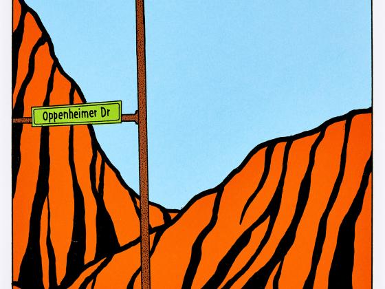 Orangefarbene Berge mit schwarzen Streifen mit hellblauen Himmel, links ein grünes Straßenschild Oppenheimer Dr und am unteren Bildrand ein gelber Streifen, auf dem steht: Los Alamos. NM