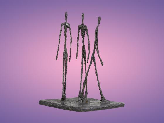 Bronze-Skulptur mit drei sehr dünnen Figuren auf einer Platte vor lila Hintergrund