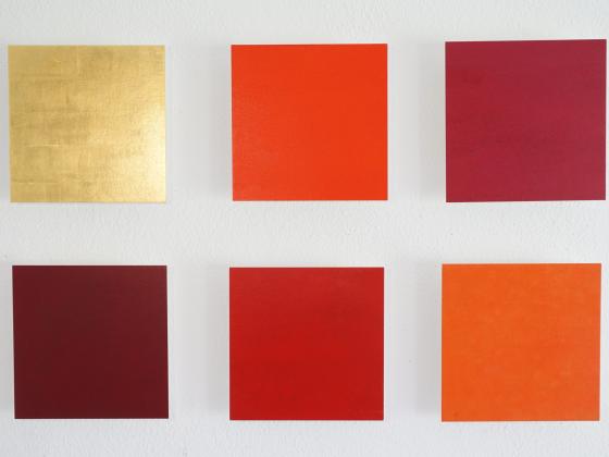 Künstlerin: Renate Balda Kunstwerk, Titel: Rotklang Werkangaben: Schellacktusche auf Japanpapier, montiert, Goldschnitt, 1 Tafel blattvergoldet, Maße: 18 x18 x 3 cm