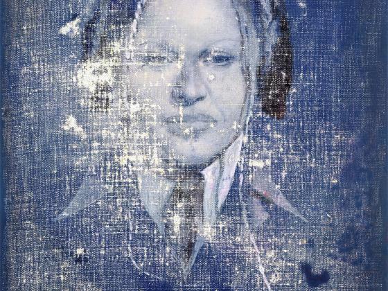 Hellgrau-blaues Portrait der Sängerin Madonna als Gemälde auf blauem Hintergrund, Struktur der Leinwand ist erkennbar, an einigen Stellen künstlerisch beschädigt.