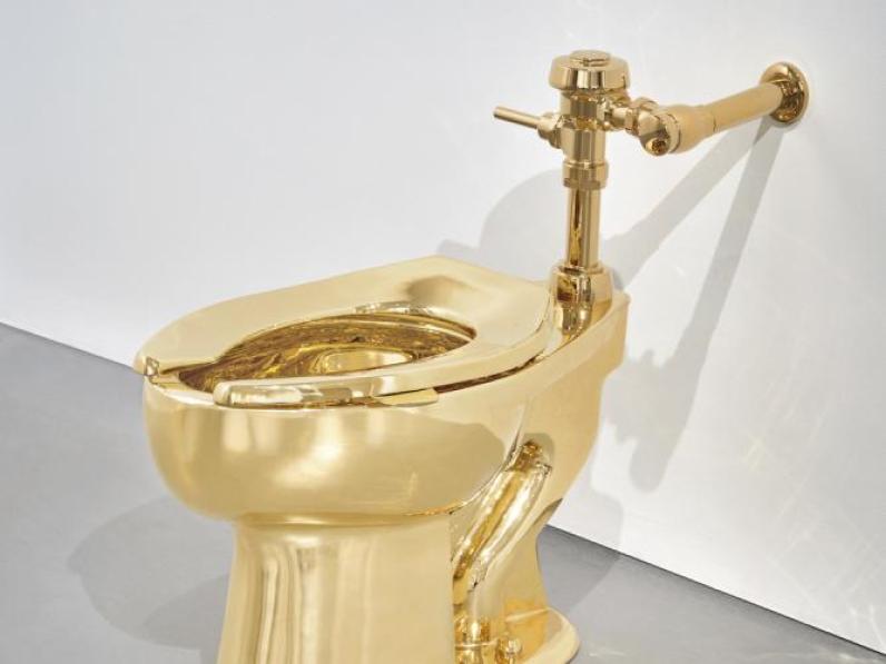 Maurizio Cattelans goldenes Klo