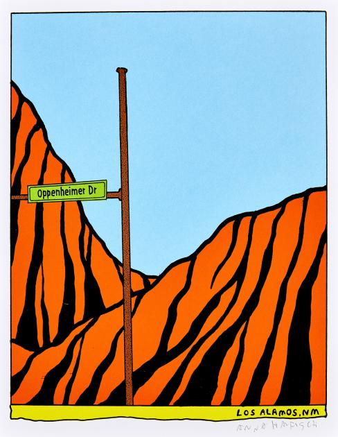 Orangefarbene Berge mit schwarzen Streifen mit hellblauen Himmel, links ein grünes Straßenschild Oppenheimer Dr und am unteren Bildrand ein gelber Streifen, auf dem steht: Los Alamos. NM