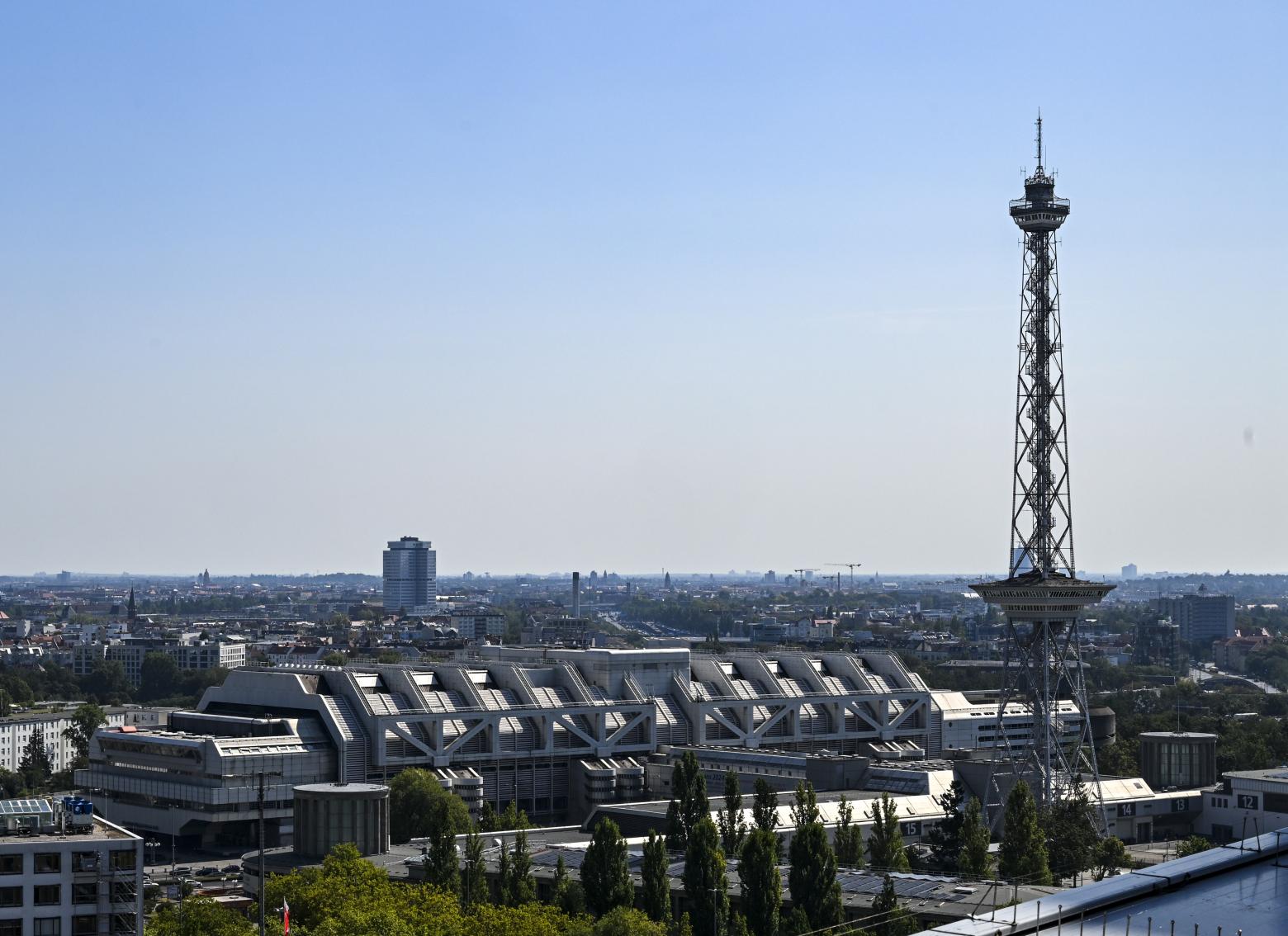 Das Berliner ICC mit dem alten Funkturm in Charlottenburg