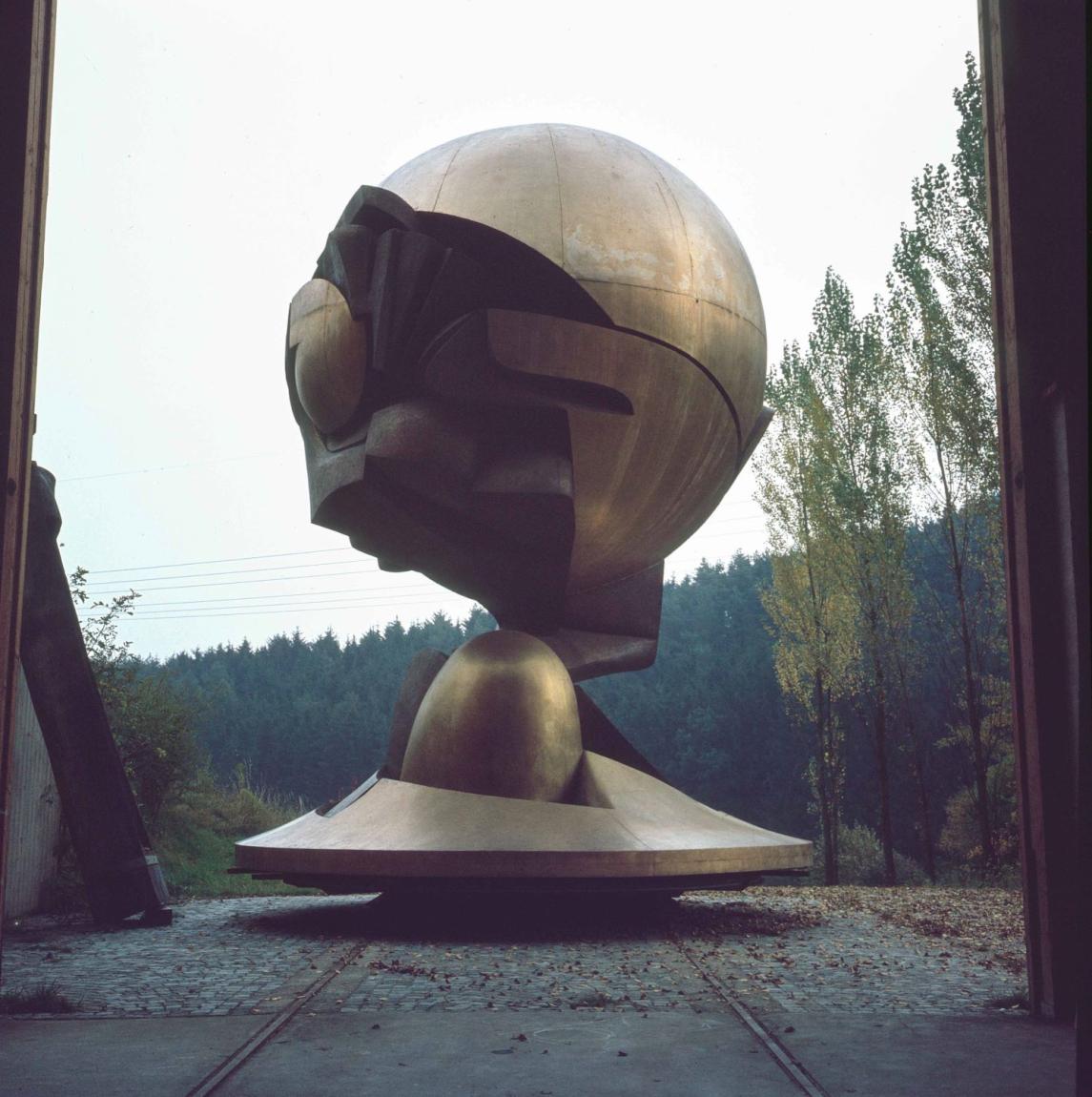 Fritz Koenig "Große Kugelkaryatide N.Y.", 1971