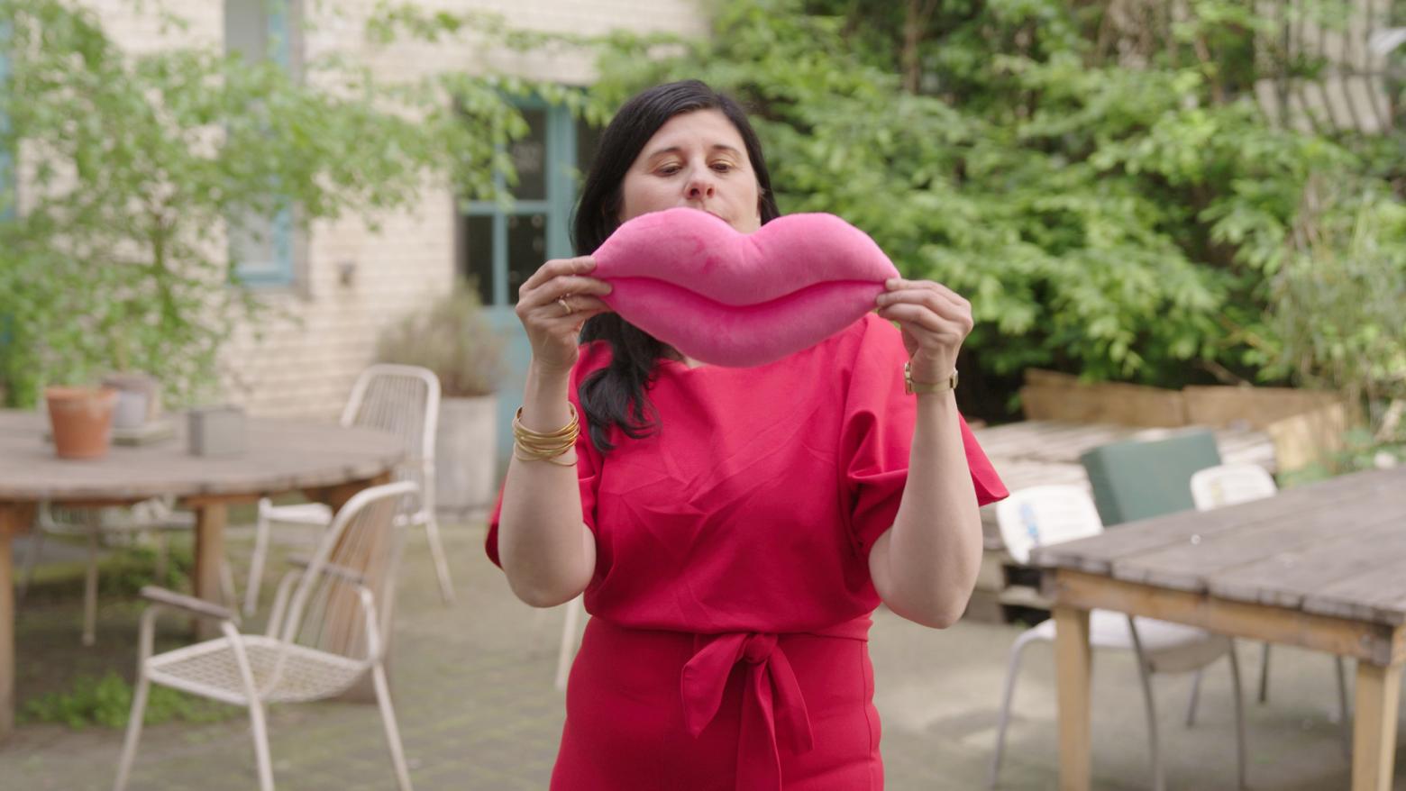 Die Performance-Künstlerin Nezaket Ekici in "Just a Kiss? - Eine Geschichte des Küssens", 2024