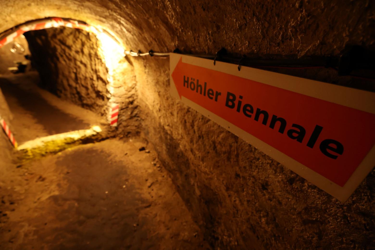 Eingang eines Höhlers vor der Eröffnung der 12. Höhler Biennale in Gera