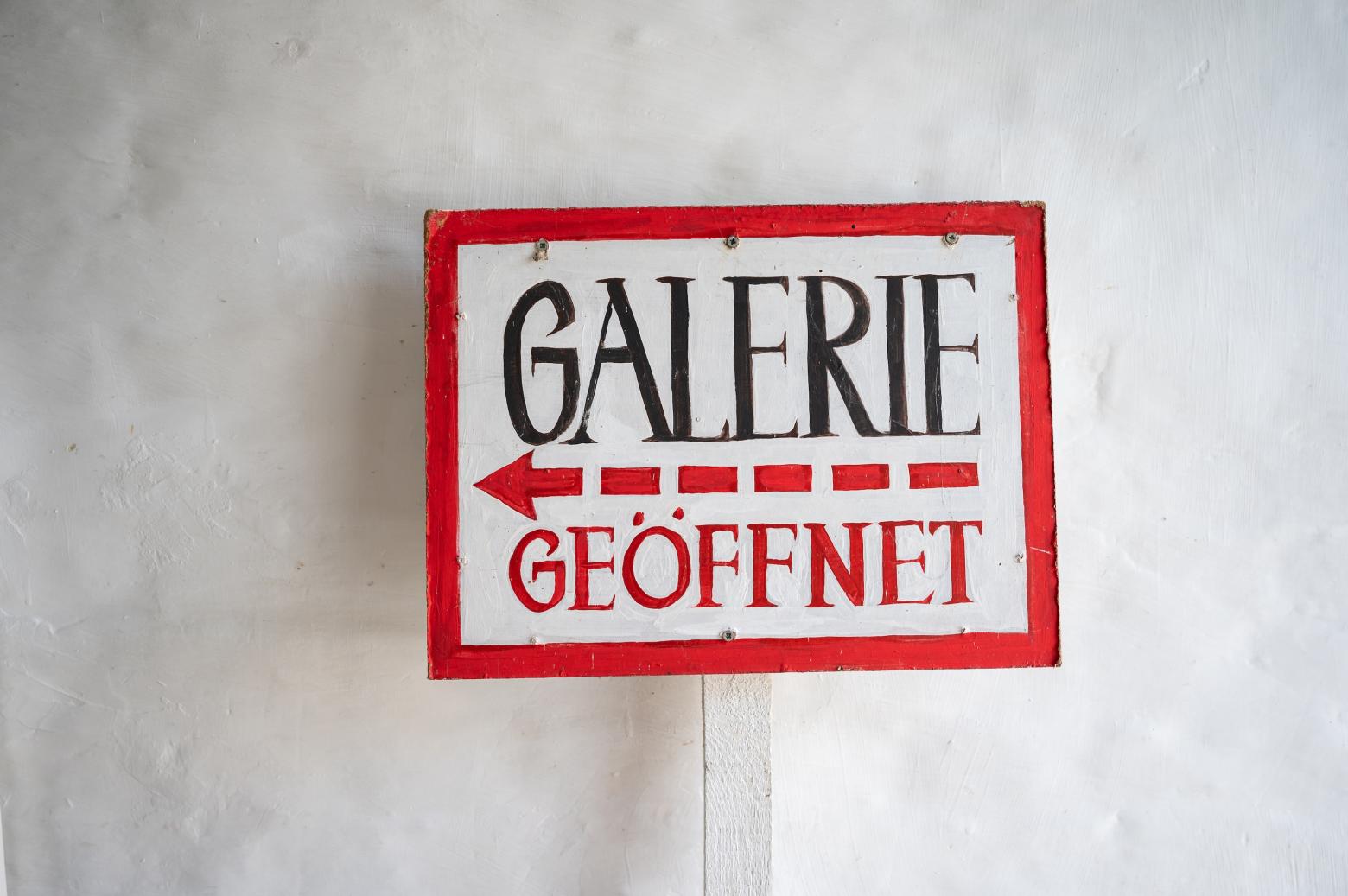 "Galerie geöffnet" steht auf einem Schild bei einem Kunstfestival