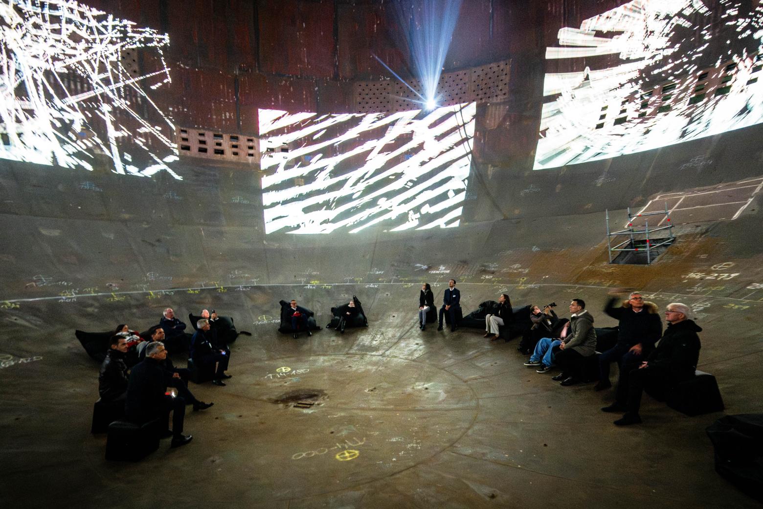 Im Inneren der Reaktorhülle des Kernkraftwerks Stade ist die Kunstinszenierung "Orbitale" zu sehen