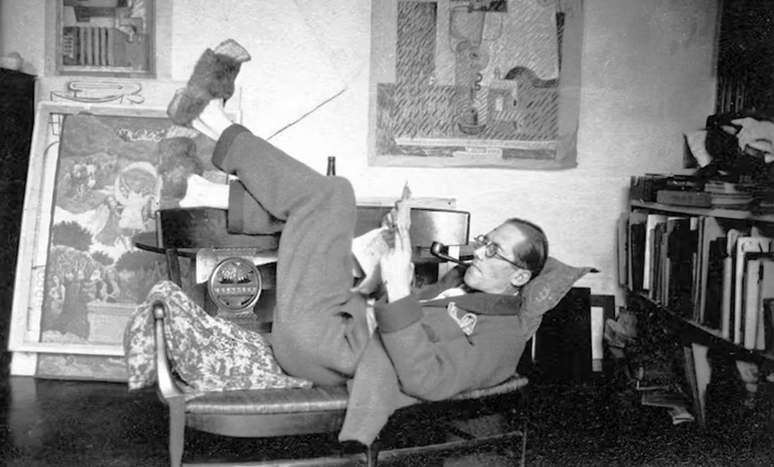 Le Corbusier in seiner Wohnung vor André Bauchants "L’Assomption de la Vierge" (1924), 20 rue Jacob, Paris, 1928. Fotograf: unbekannt