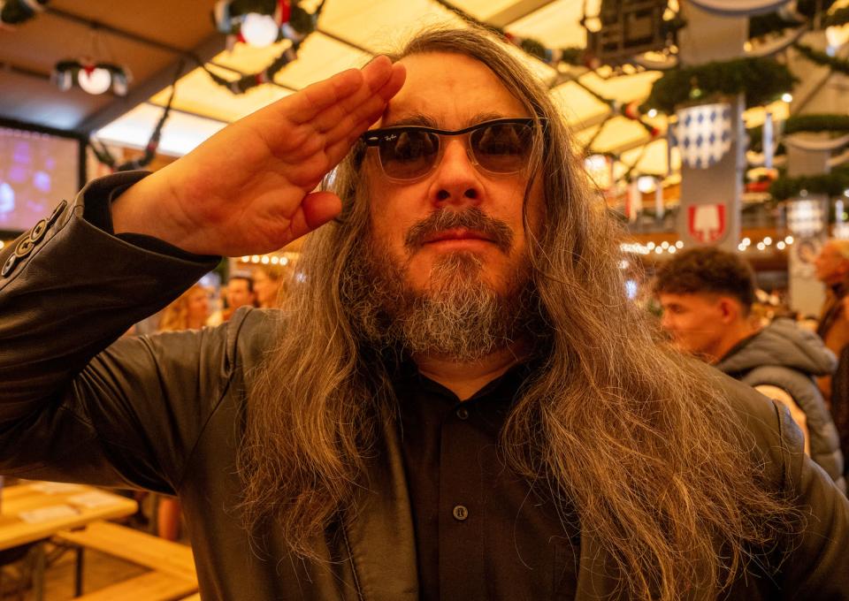 Jonathan Meese auf dem Münchner Oktoberfest