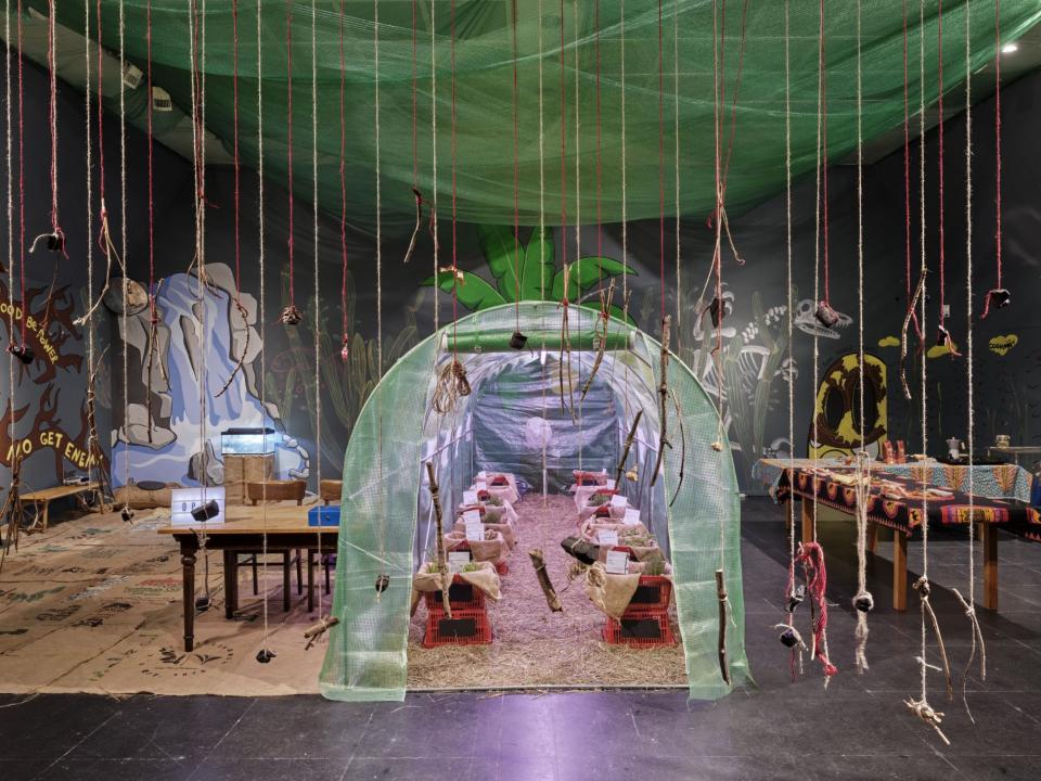La Caoba (Larry Bonćhaka & Sopo Kashakashvili) "La Caoba, 2025", Ausstellungsansicht, Frankfurter Kunstverein, 2025