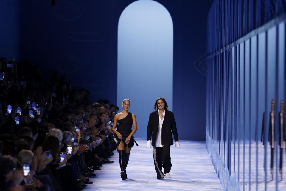 Designerin Maria Grazia Chiuri (rechts) beim Applaus für die Präsentation der Frühjahr/Sommer-Kollektion 2025 von Dior, Paris, 2025