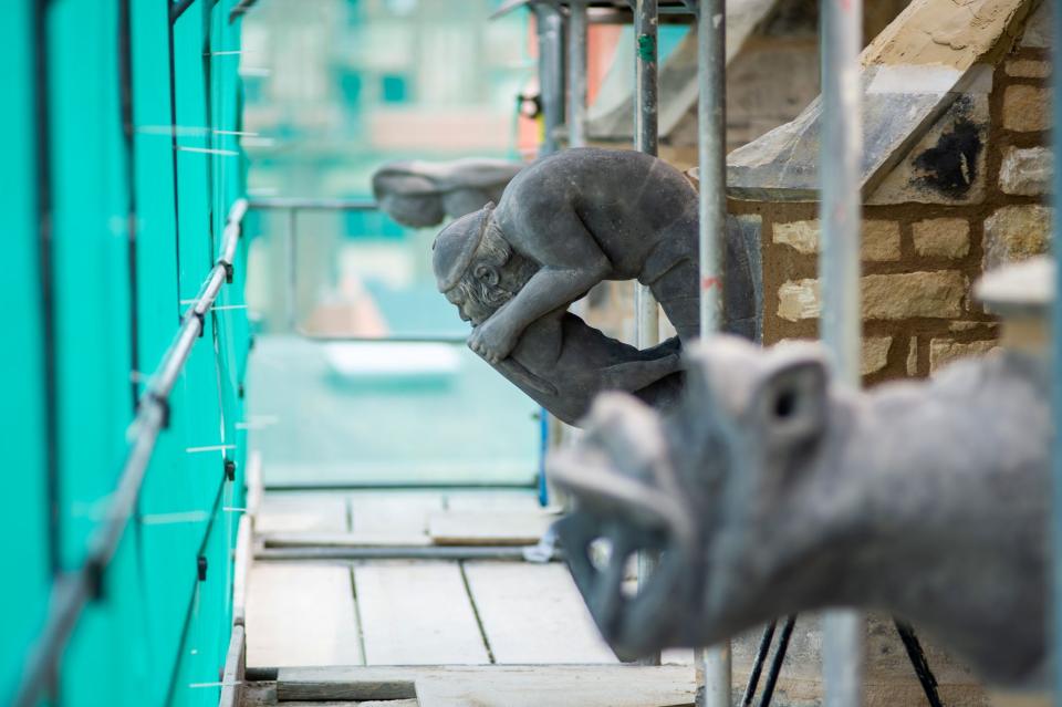 Antisemitische Schmähfigur (mitte) an der der Nordfassade der Sankt-Stephani-Kirche in Calbe