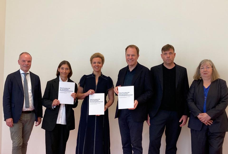 Von links: Peter Gorschlüter, Direktor des Museum Folkwang (Essen), Susanne Gaensheimer, Direktorin der Kunstsammlung NRW, Ina Brandes (CDU), Ministerin für Kultur und Wissenschaft des Landes Nordrhein-Westfalen, Stephan Keller (CDU), Oberbürgermeister von Düsseldorf, Moritz Wegwerth, Künstler und Fotograf, Vorsitzender DFI e.V., (Düsseldorf), und Inka Schube, Kuratorin, Sprengel Museum (Hannover)