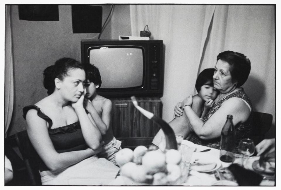Helga Paris "Irina, Natalja und Kinder, Tbilissi", 1982