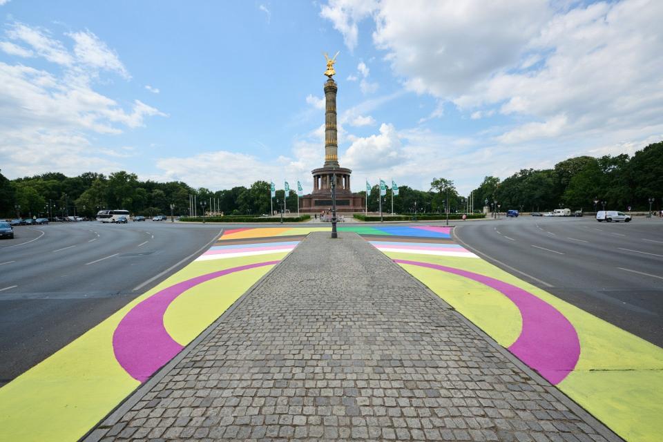 "Progress Pride". Straßenmalerei am Großen Stern in Berlin