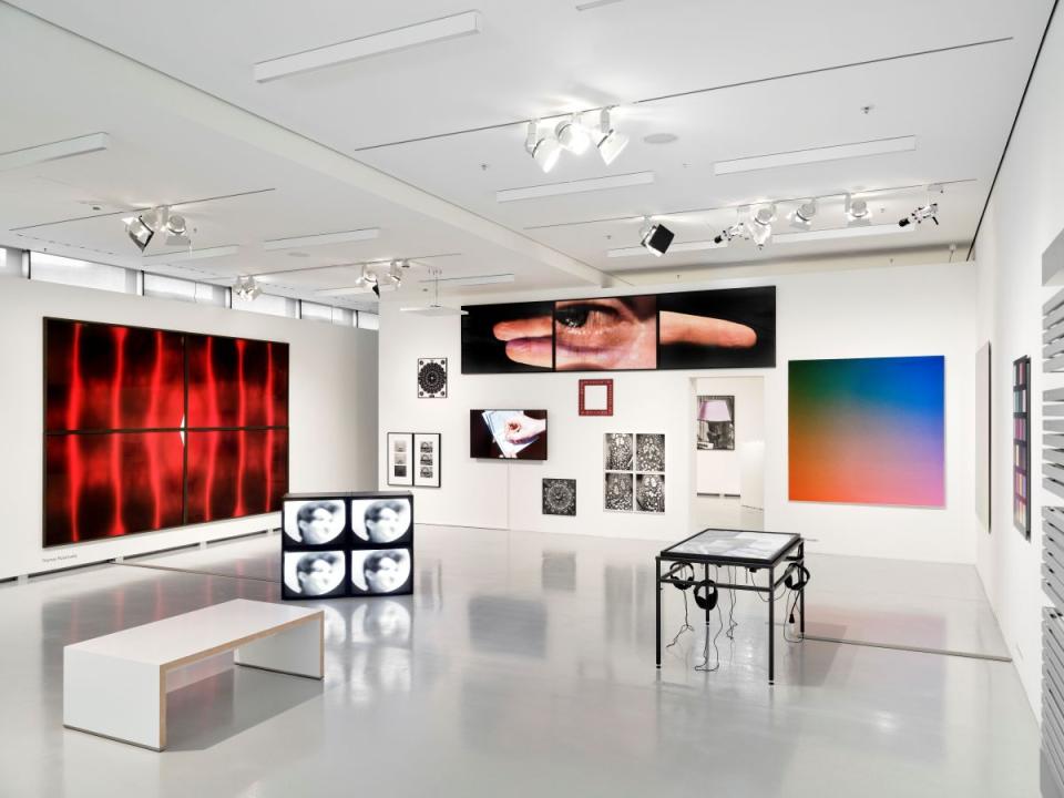 Ausstellungsansicht "Kybernetik. Vernetzte Systeme", Kunststiftung der DZ Bank, Frankfurt am Main, 2025.