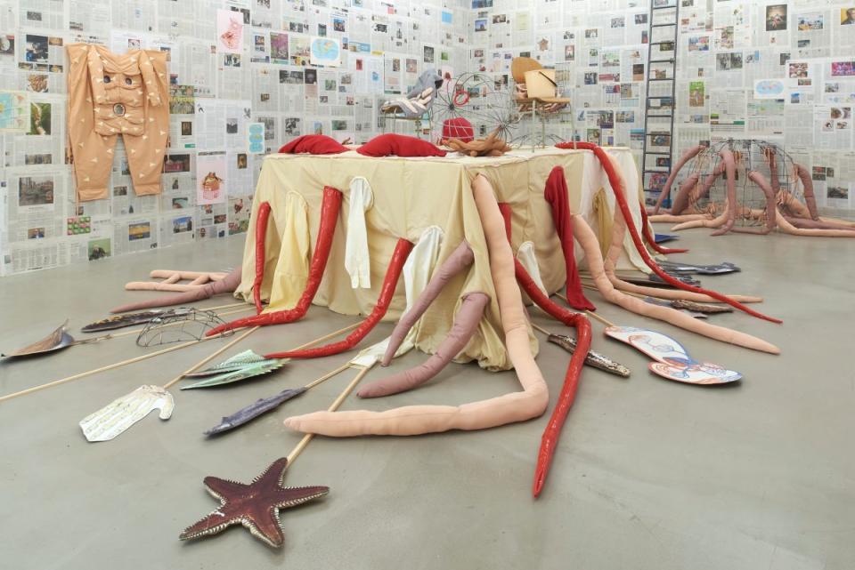 Eva Koťátková "Blankets, Monsters, Anna and the World", Installationsansicht Meyer Riegger, Berlin, 2022