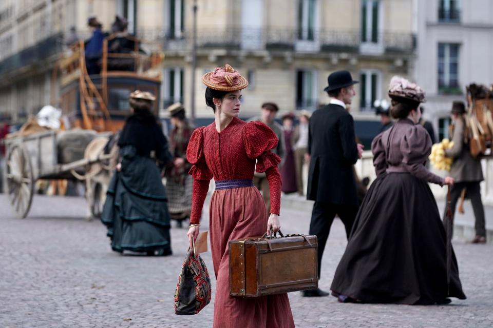 Adèle (Suzanne Lindon) in Paris 