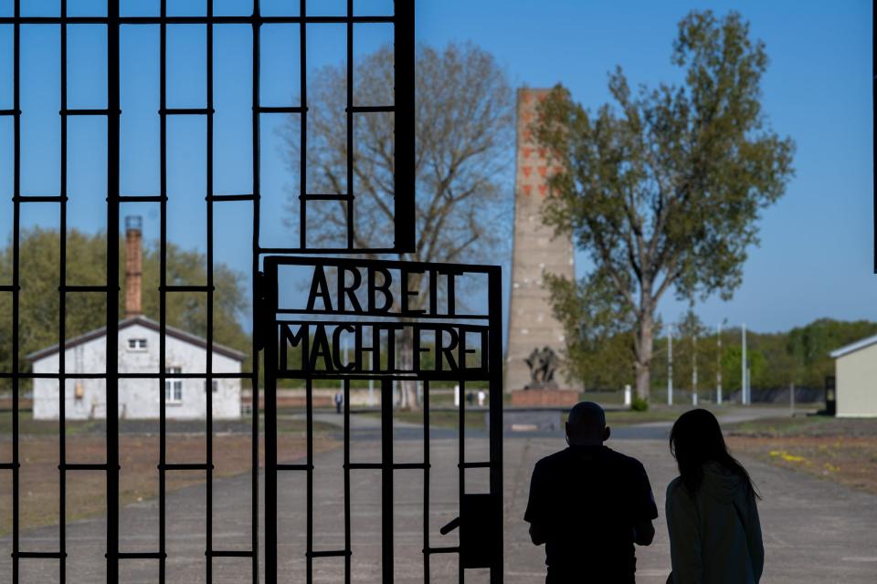 Das eiserne Tor am Eingang zum Häftlingslager "Turm A" in der Gedenkstätte Sachsenhausen, Oranienburg, 2025