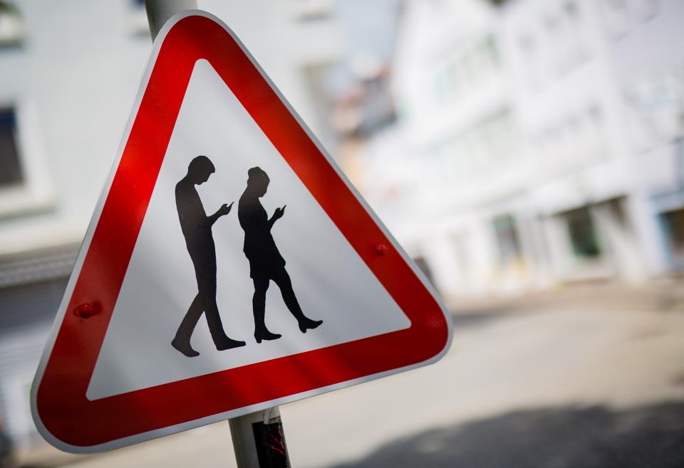 Nicht ganz so smart: Vor einer Schule in Reutlingen warnt ein Schild vor Handy-Zombies