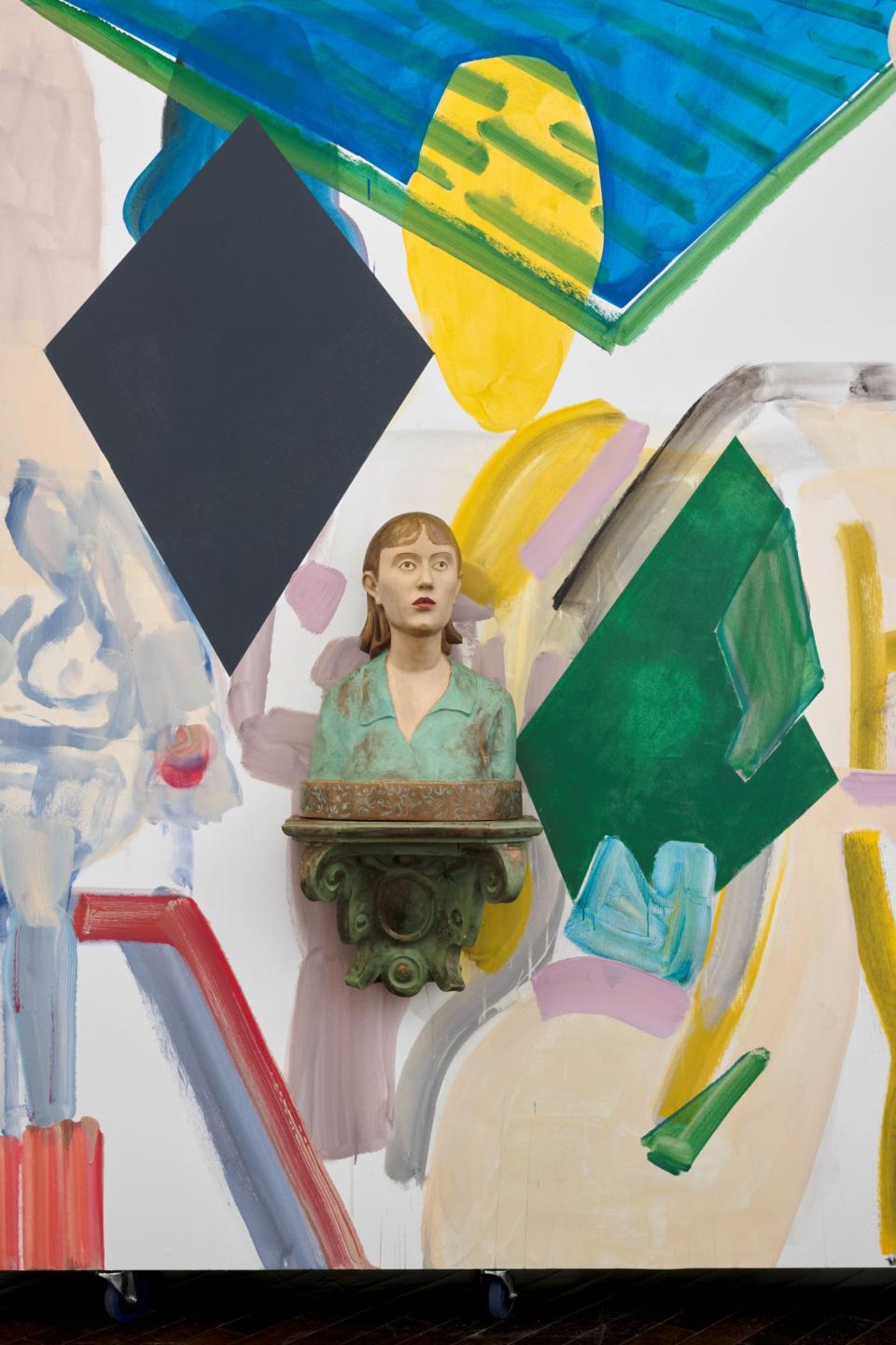 Inga Teodorovna Savranskaja "Olja", 1974, vor einer Wandmalerei von Amy Sillman, Ausstellungsansicht Ludwig Forum Aachen, 2025
