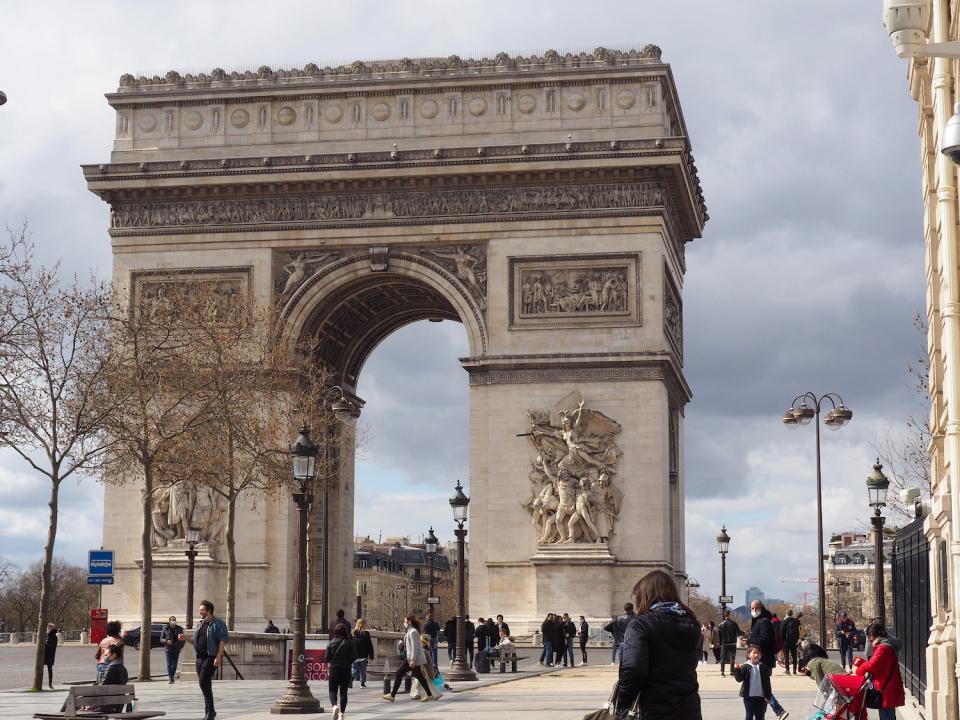 Der Arc de Triomphe auf der Place de l' Étoile, am Ende der Champs Elysees