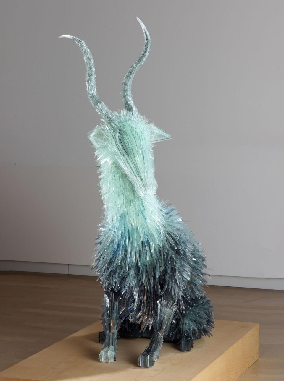 Marta Klonowska, Glasobjekt und Gemäldereproduktion Ziege, aus dem Gemälde "Landschaft mit Apollo und der Cumäischen Sybille", 2008