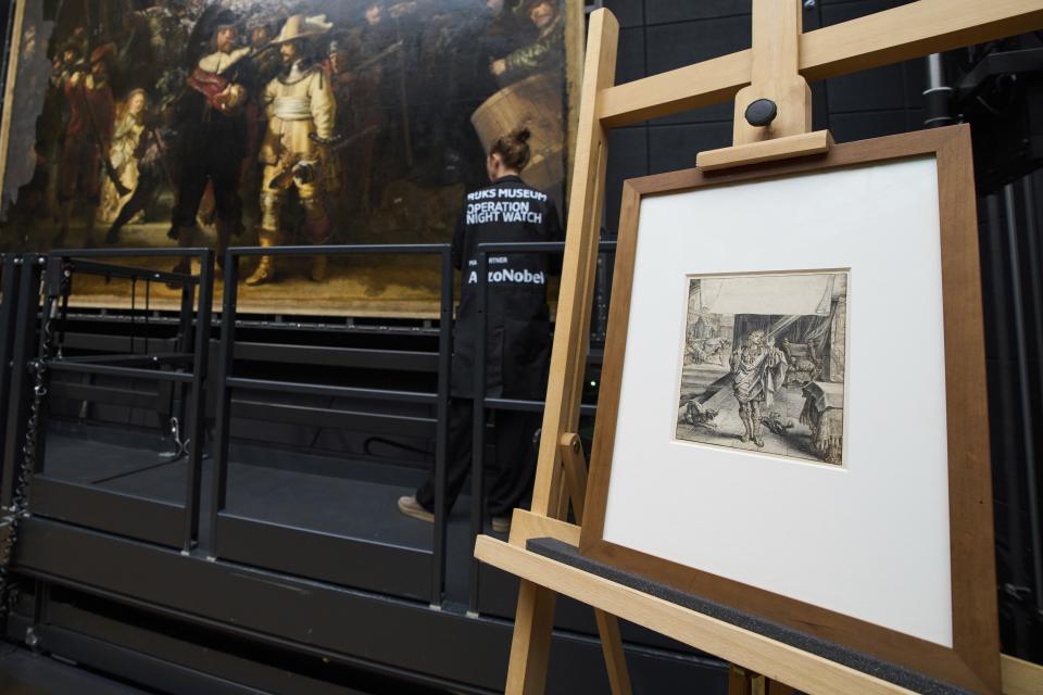  Die Zeichnung des niederländischen Künstlers Adriaen van de Venne aus dem 17. Jahrhundert, die Rembrandt beim Malen eines Hundes in der Nachtwache inspirierte, wird auf einer Staffelei im Rijksmuseum vor Rembrandts Nachtwache gezeigt
