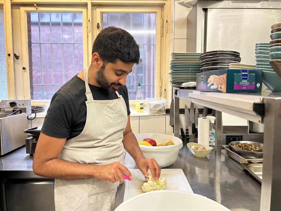 Mohamed Amjahid beim praktikum im Restaurant Kreuzberger Himmel