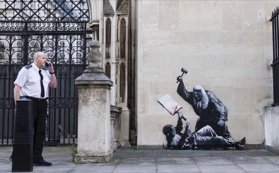Neues Banksy-Werk an der Fassade des Royal Courts of Justice