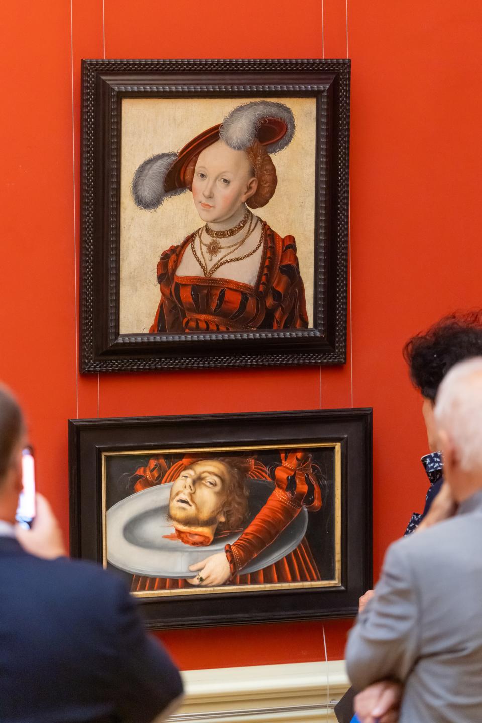 Journalisten und Interessierte im Altdeutschen Saal des Herzoglichen Museums Gothas vor den beiden Fragmenten des Gemäldes "Die zersägte Salome"