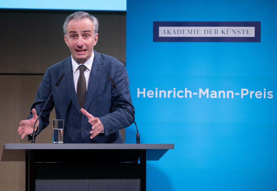 Jan Böhmermann in der Akademie der Künste (AdK) während der Verleihung des Heinrich-Mann-Preises 2025