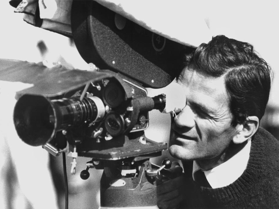 Der italienische Filmregisseur Pier Paolo Pasolini prüft während Dreharbeiten am 20. Oktober 1962 in Rom die Kameraeinstellung