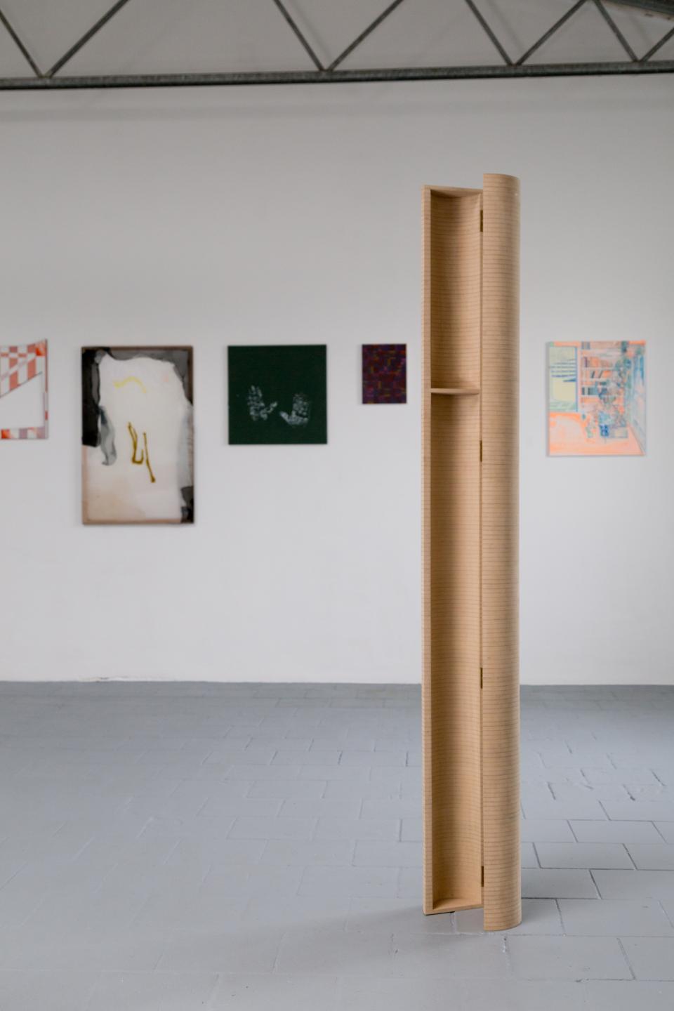 Installationsansicht "Klasse Walter Dahn", mit Werken von Christof John, Anna Virnich, Oliver Voss, Toulu Hassani, Ralph Schuster und Christof Mascher (von links), Trafik Projekte, Brühl, 2025