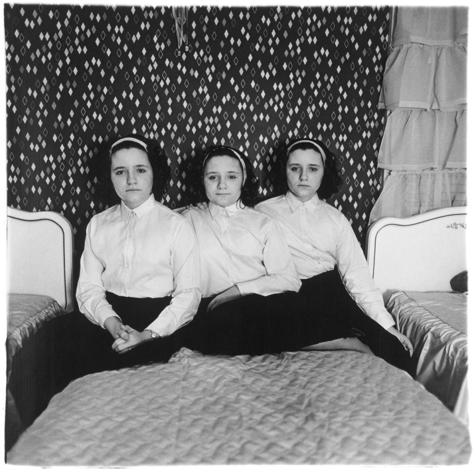 Diane Arbus "Triplets in their bedroom, N.J.", 1963