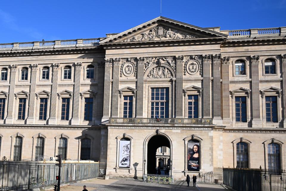 Eingang des Louvre