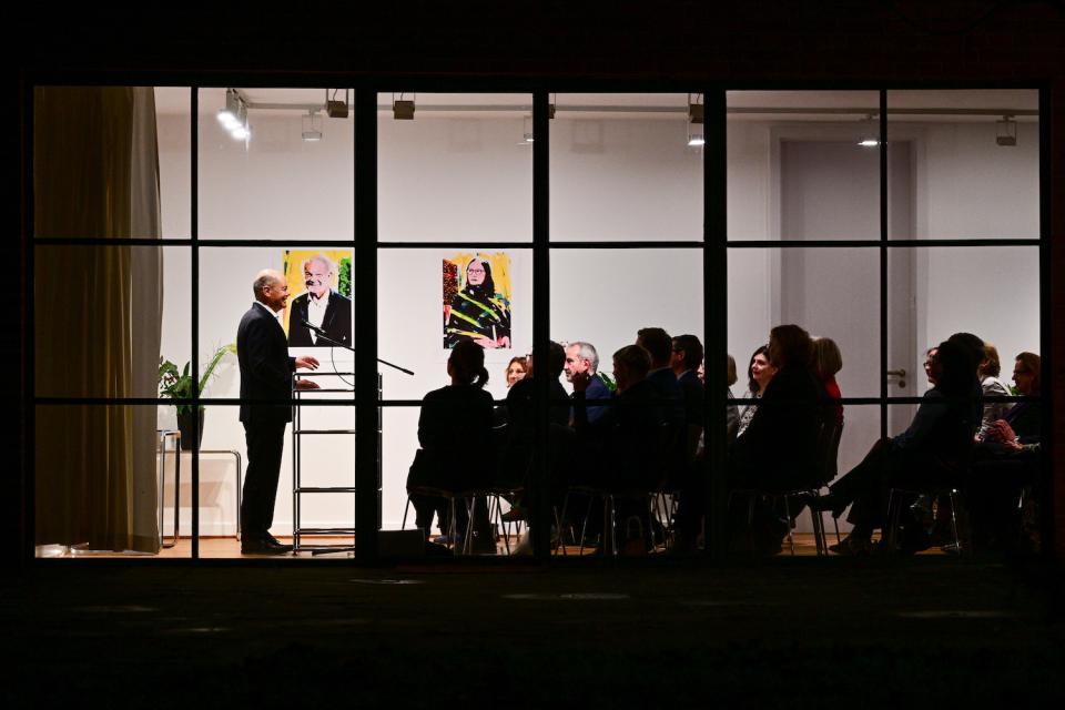 Olaf Scholz spricht während der Verleihung der Ehrenmitgliedschaft des Fördervereins an ihn im Berliner Mies van der Rohe Haus