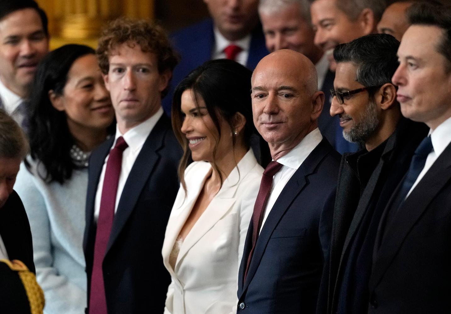Priscilla Chan, Mark Zuckerberg, Lauren Sanchez, Jeff Bezos, Sundar Pichai und Elon Musk bei der Amtseinführung von Donald Trump 