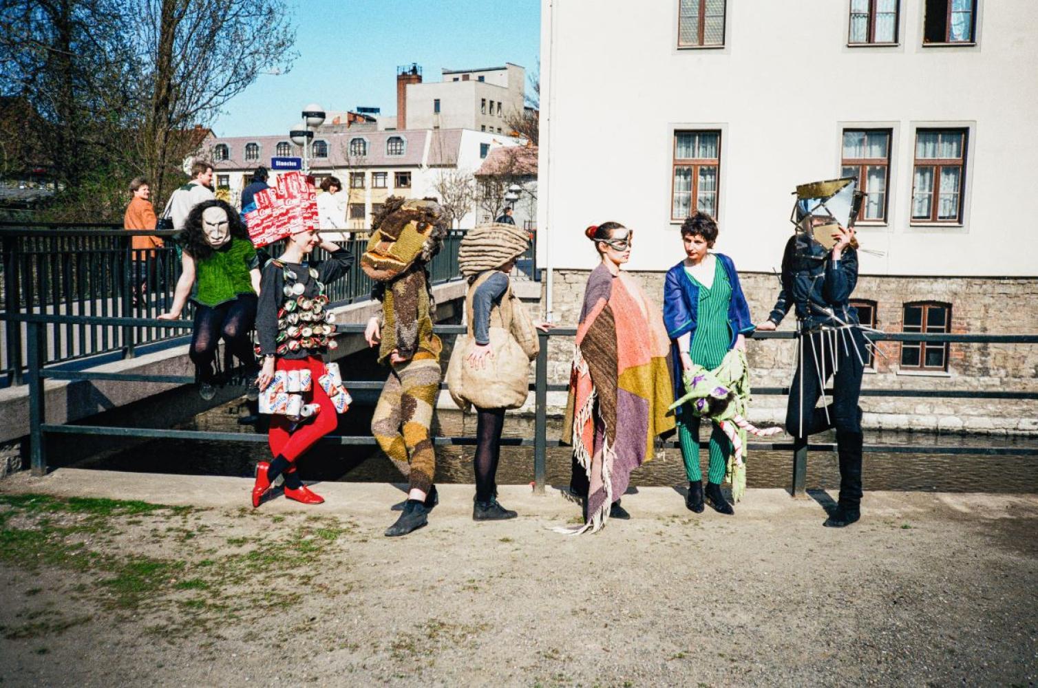 Exterra XX – Künstlerinnengruppe Erfurt. Mitglieder hinter der Krämerbrücke, Erfurt, 1990. Von links nach rechts: Angelika Hummel, Anke Hendrich, Verena Kyselka, Tely Büchner, Ina Heyner, Gabriele Göbel, Margarete Ehrhard